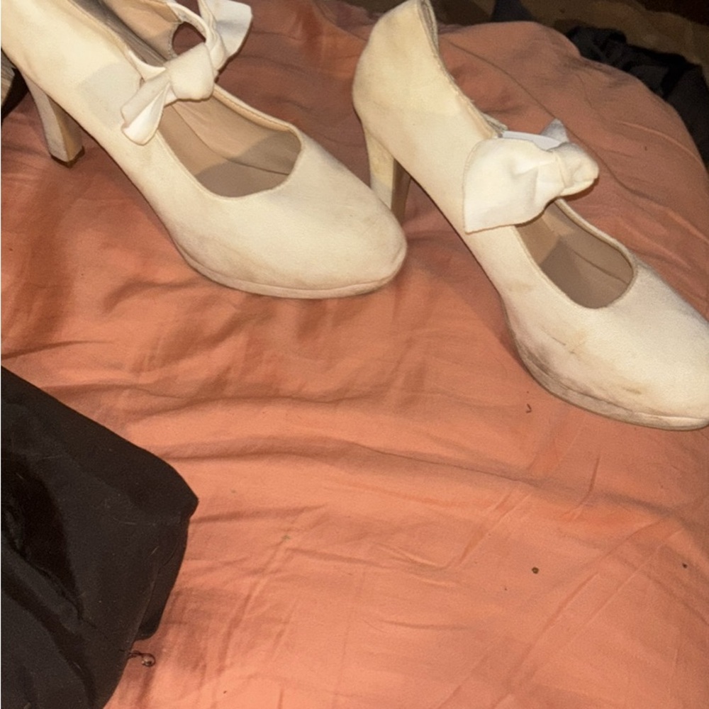 Chic Cream Women's Heels with Bow Accent